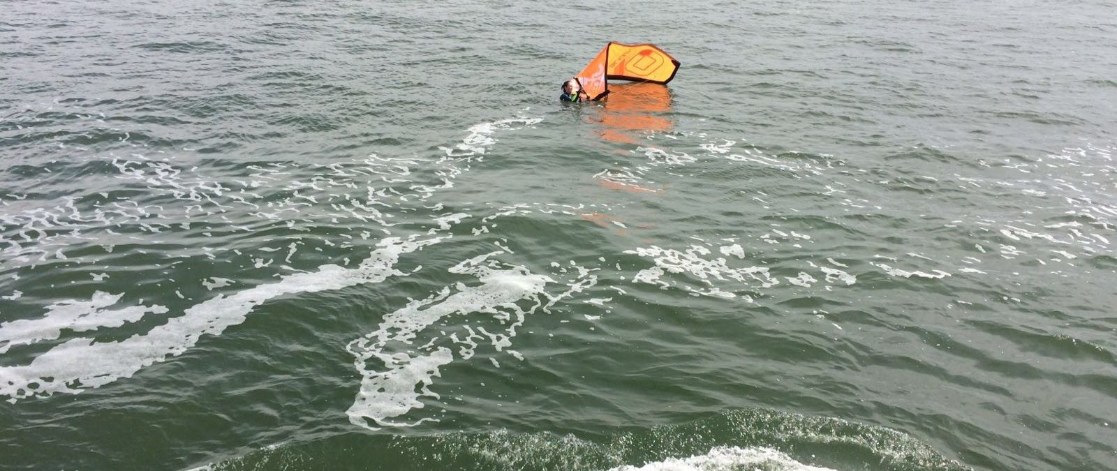 Kitesurfer wordt benaderd